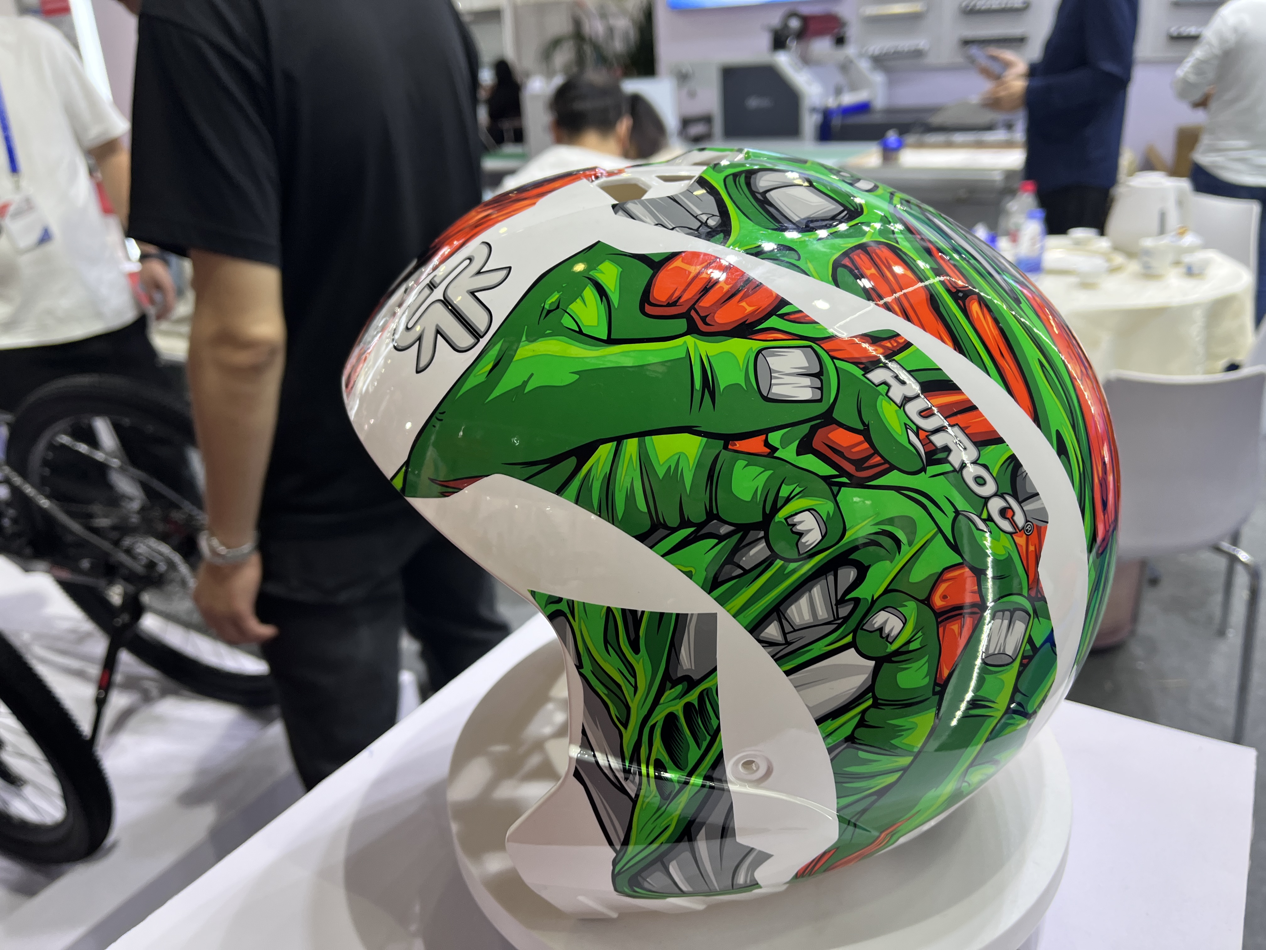 Inkoust použitý na helmy